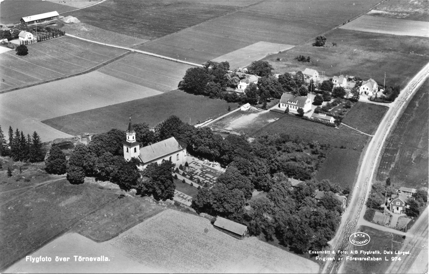 Flygbild �ver T�rnevalla kyrka.