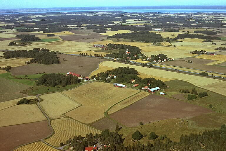 Flygbild �ver T�rnevalla kyrka.
